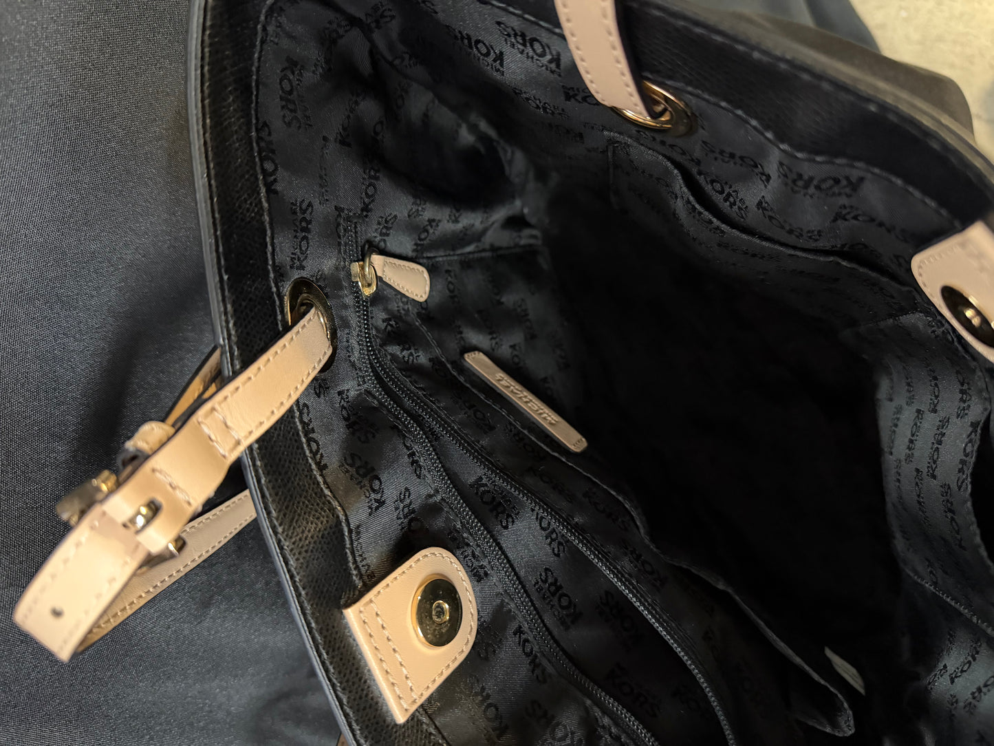 Michael Kors Jet Set Black Leather Tote Bag - Gold tone