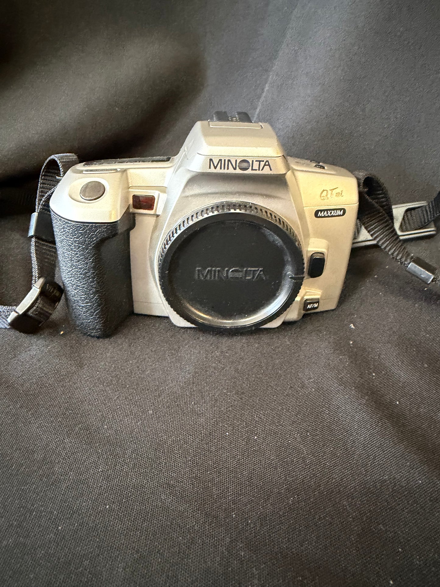 Minolta Maxxum QTsi 35mm film SLR camera - Full Set