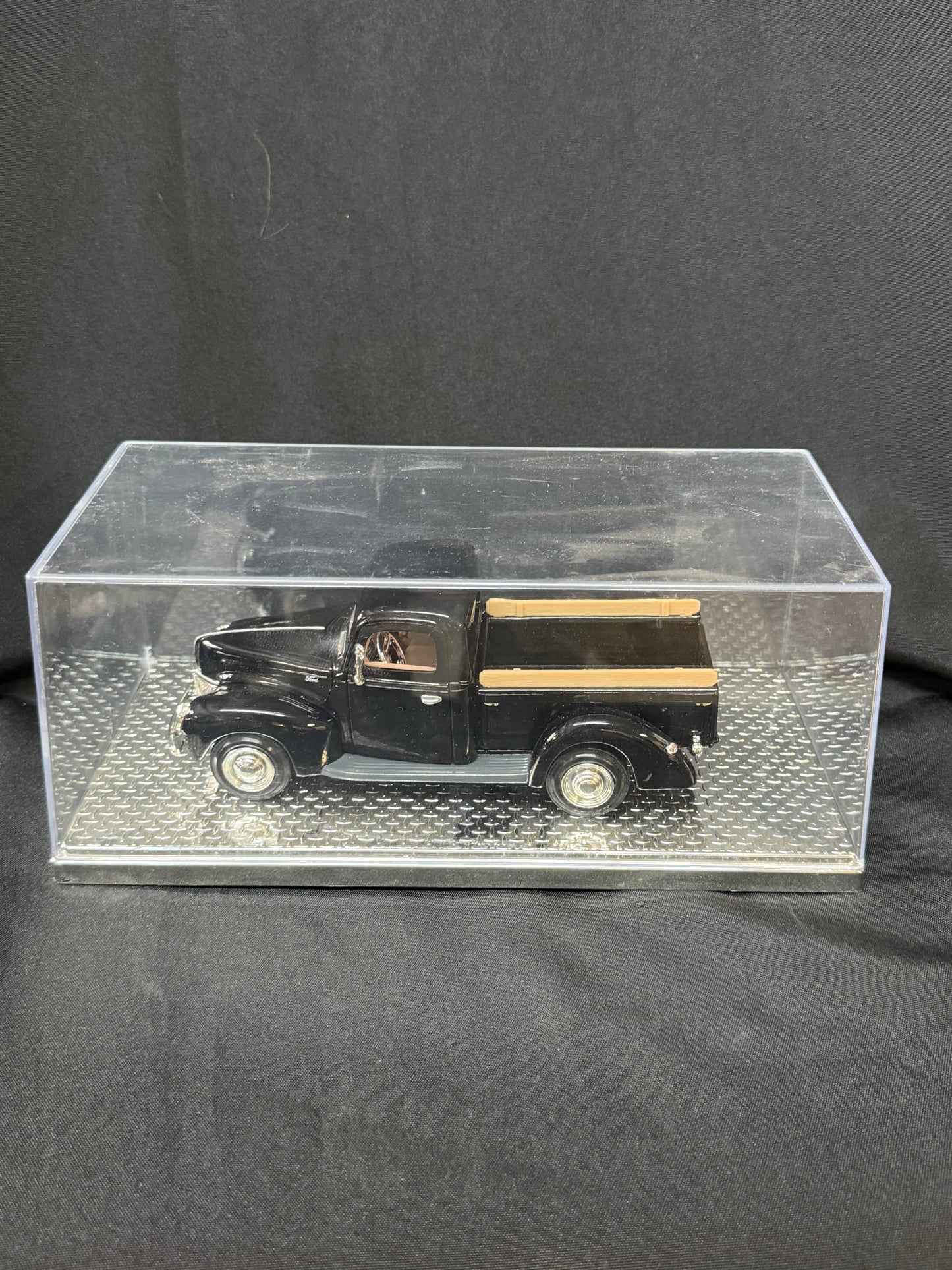 Motor Max Classic 1940 Ford Pickup Die-Cast Truck – 1:24 Scale – Black