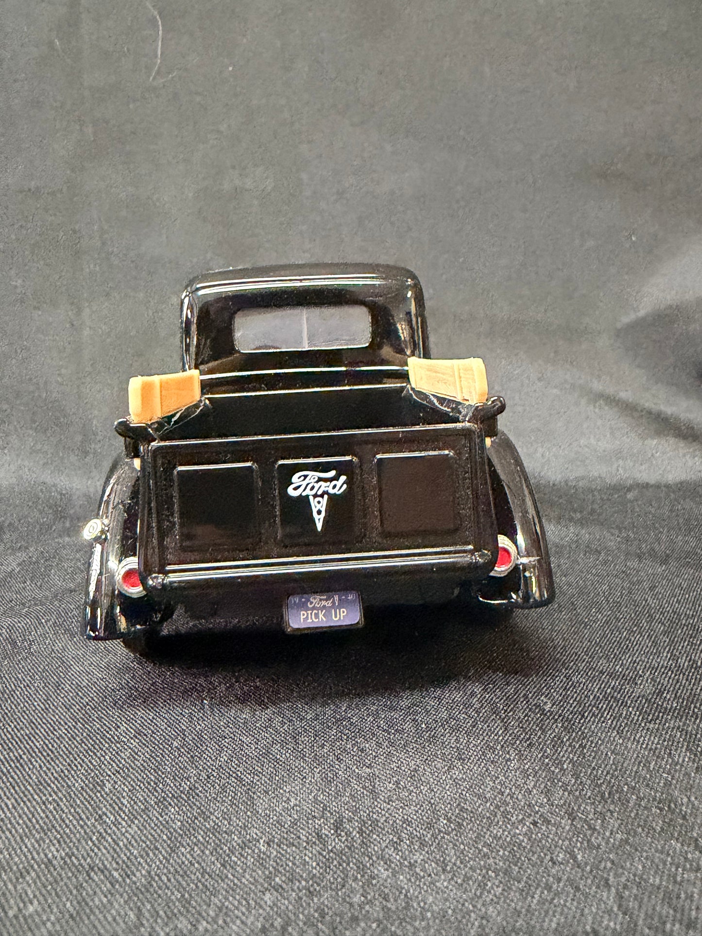 Motor Max Classic 1940 Ford Pickup Die-Cast Truck – 1:24 Scale – Black
