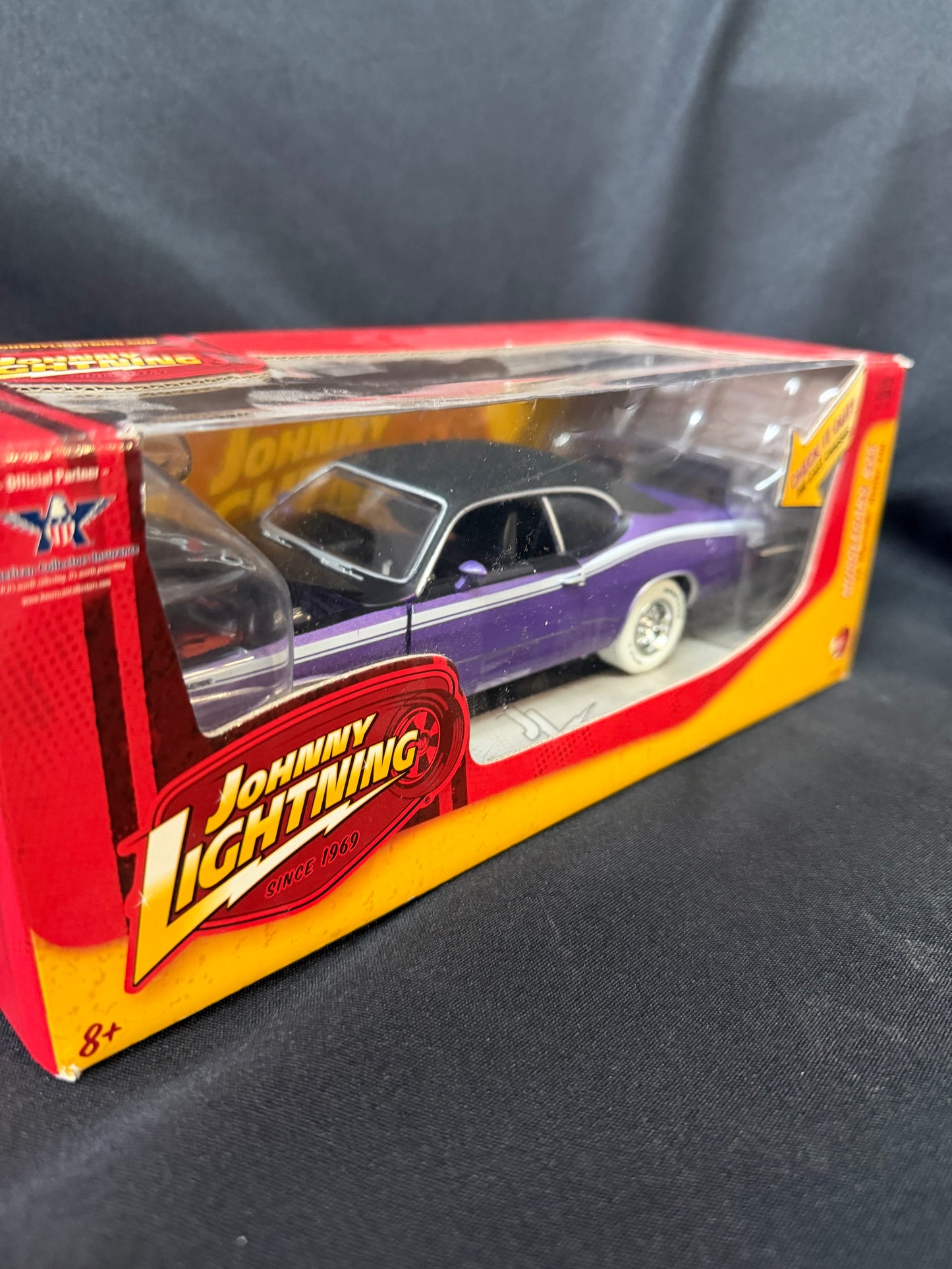 Johnny Lightning Muscle Cars R25 '71 Plymouth Duster 240 - Die-Cast (1:24)