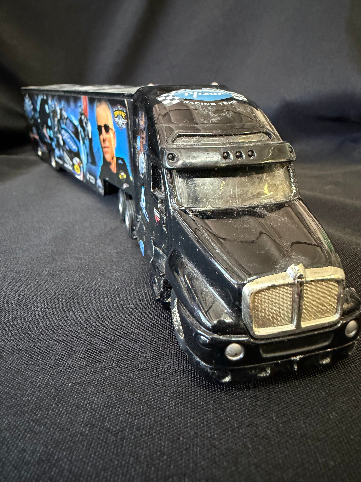 Hot Wheels NASCAR Die-Cast Hauler – Mark Martin #6 Pfizer Racing Team