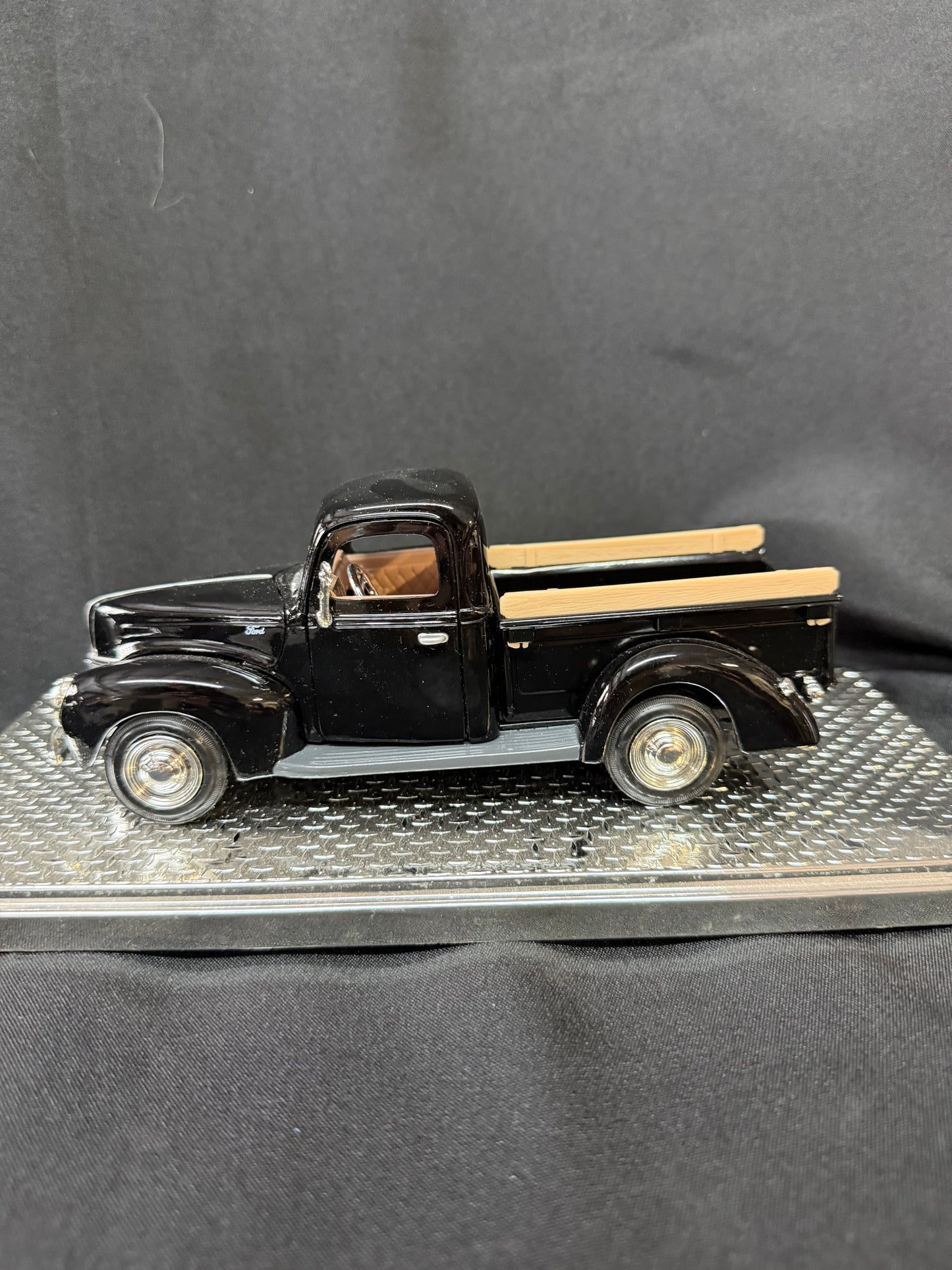 Motor Max Classic 1940 Ford Pickup Die-Cast Truck – 1:24 Scale – Black