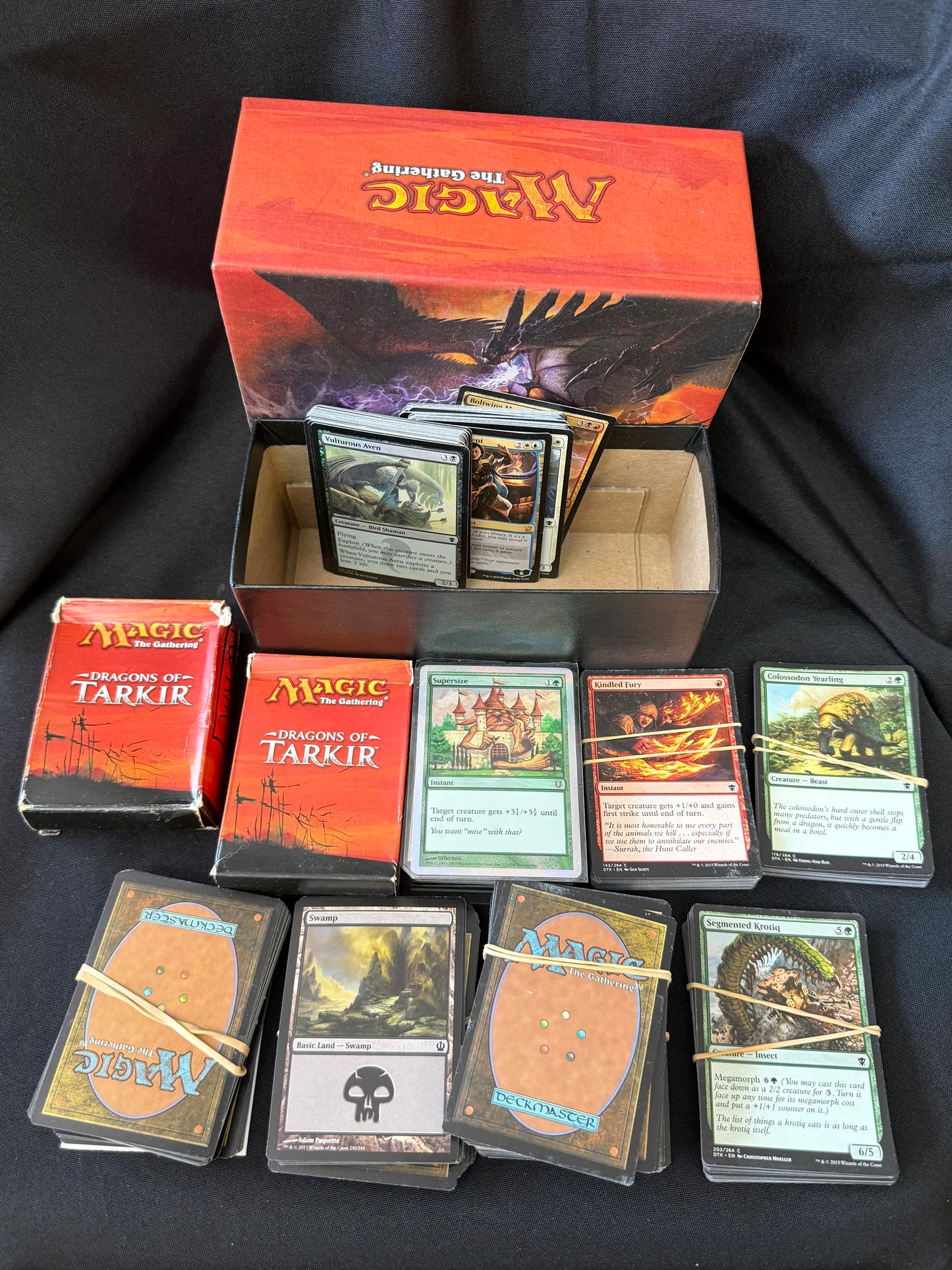 Magic: The Gathering — Card Assortment Stored in Dragons of Tarkir Booster Box