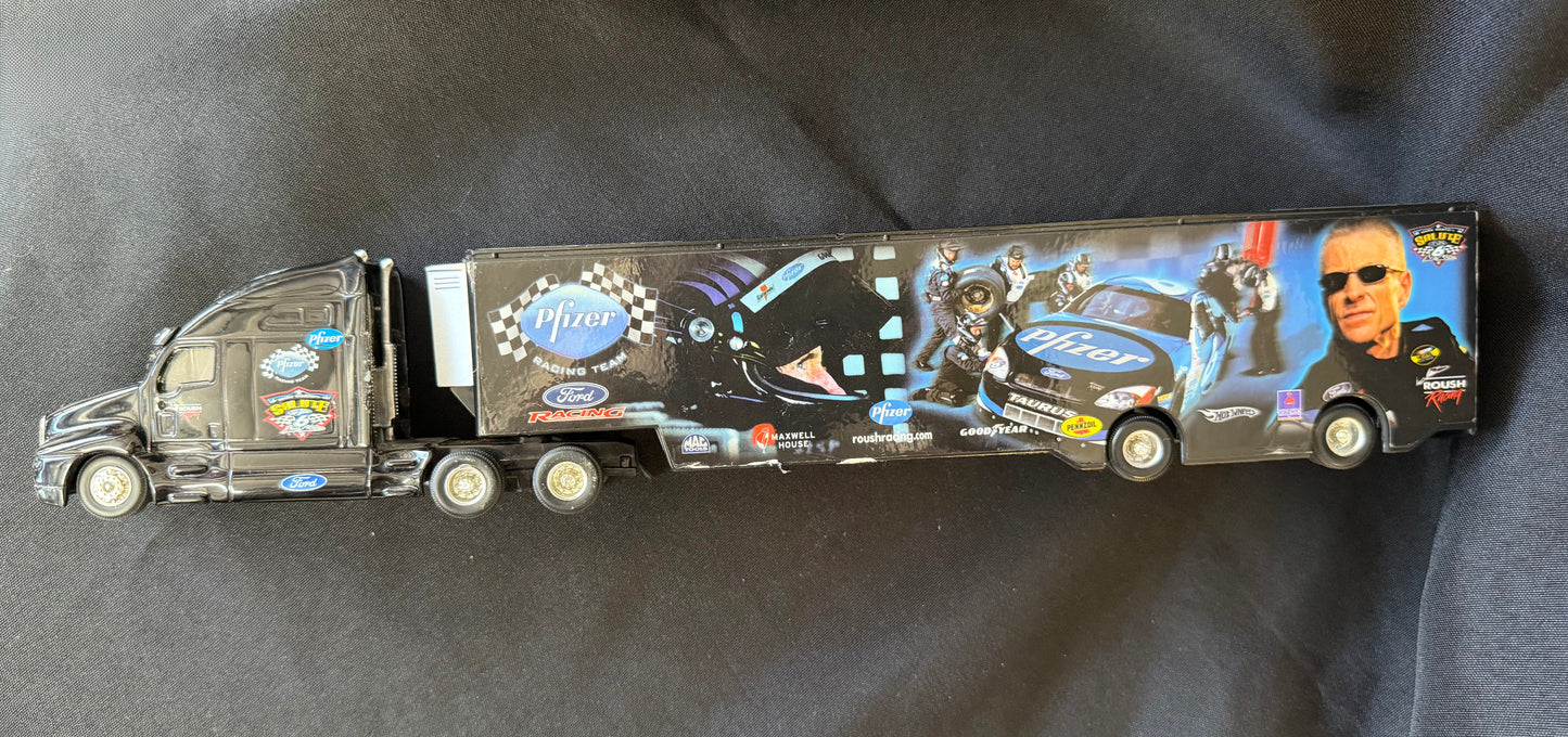 Hot Wheels NASCAR Die-Cast Hauler – Mark Martin #6 Pfizer Racing Team