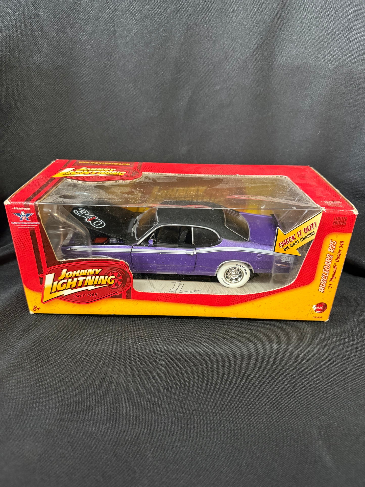 Johnny Lightning Muscle Cars R25 '71 Plymouth Duster 240 - Die-Cast (1:24)