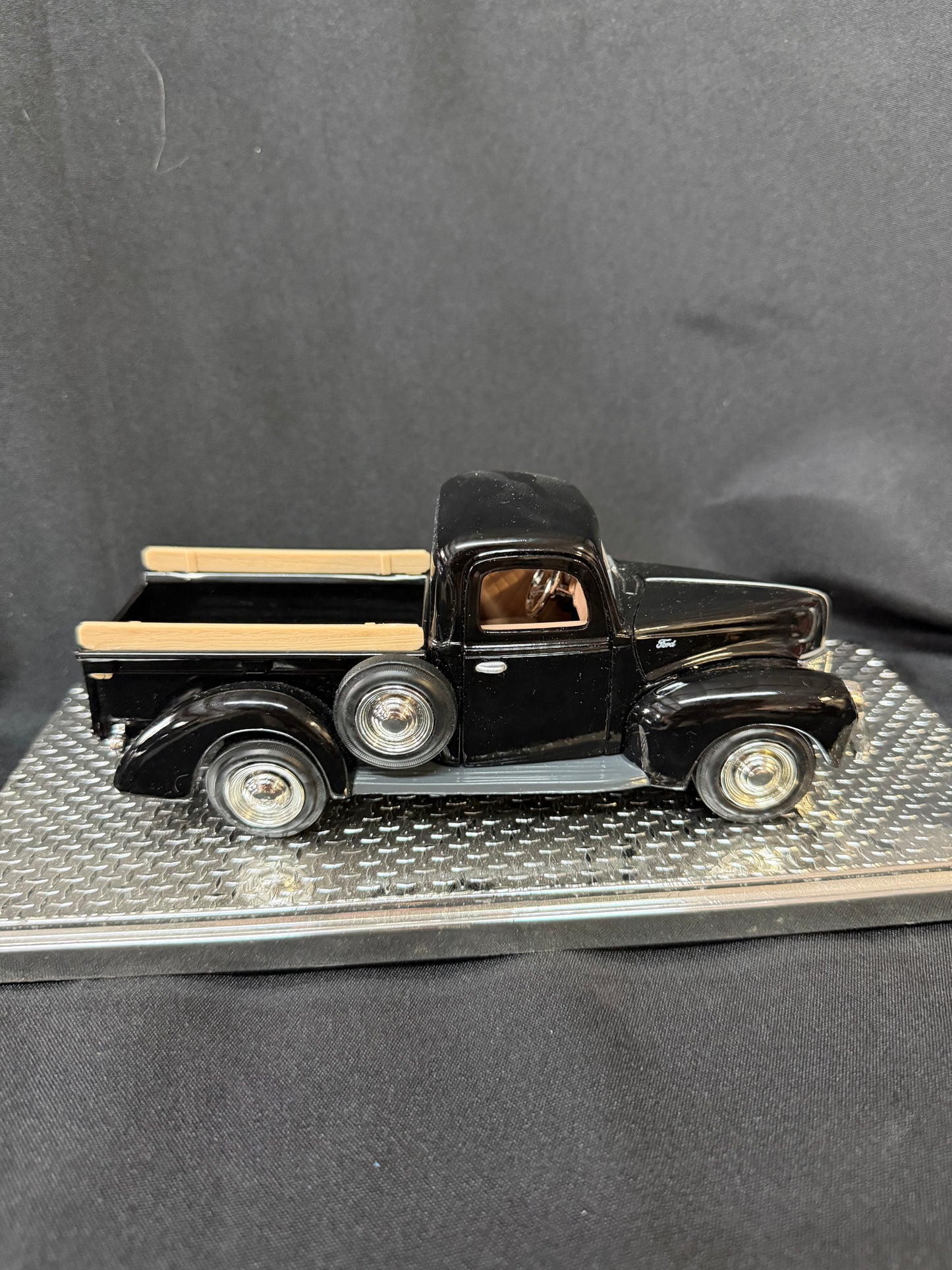 Motor Max Classic 1940 Ford Pickup Die-Cast Truck – 1:24 Scale – Black