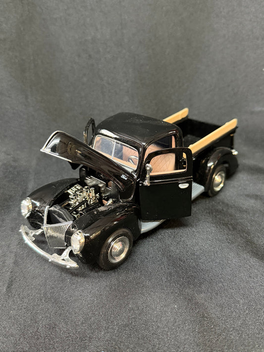 Motor Max Classic 1940 Ford Pickup Die-Cast Truck – 1:24 Scale – Black