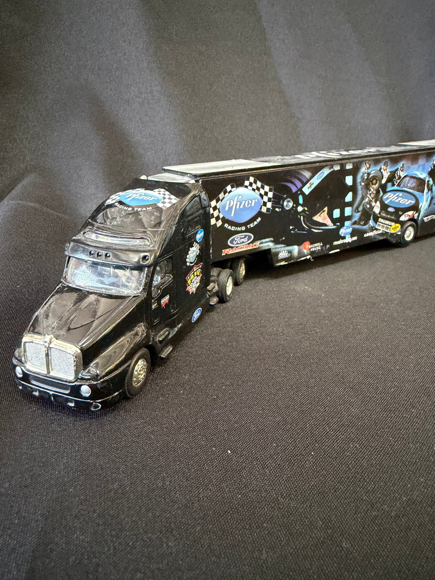 Hot Wheels NASCAR Die-Cast Hauler – Mark Martin #6 Pfizer Racing Team